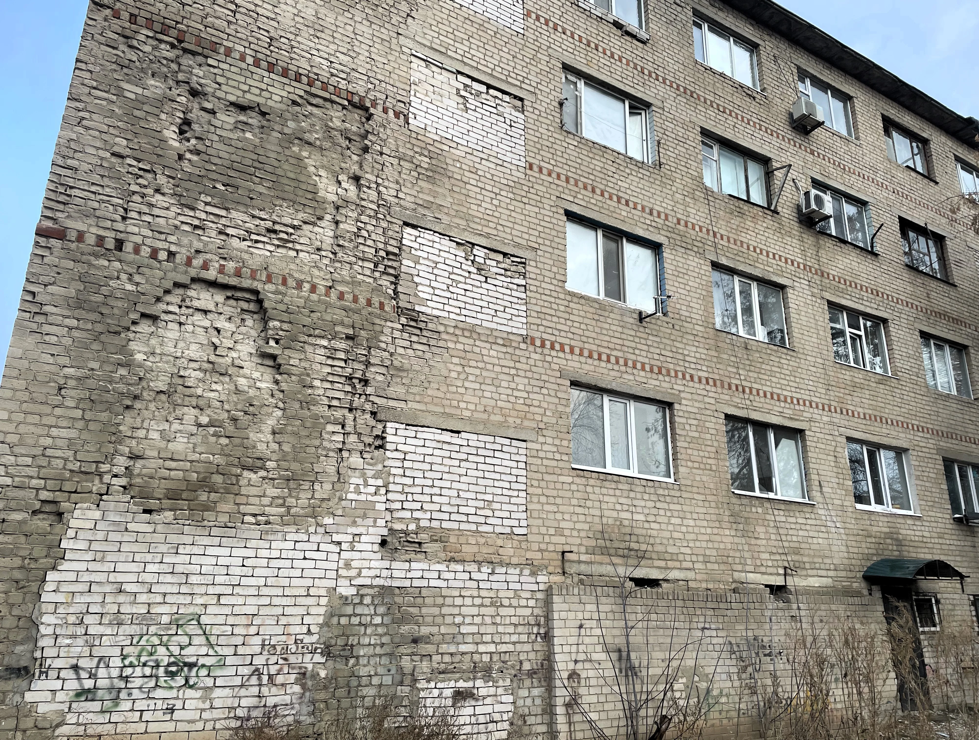 «Воюем, чтобы нас признали аварийными»: актюбинцы требуют расселения общежития