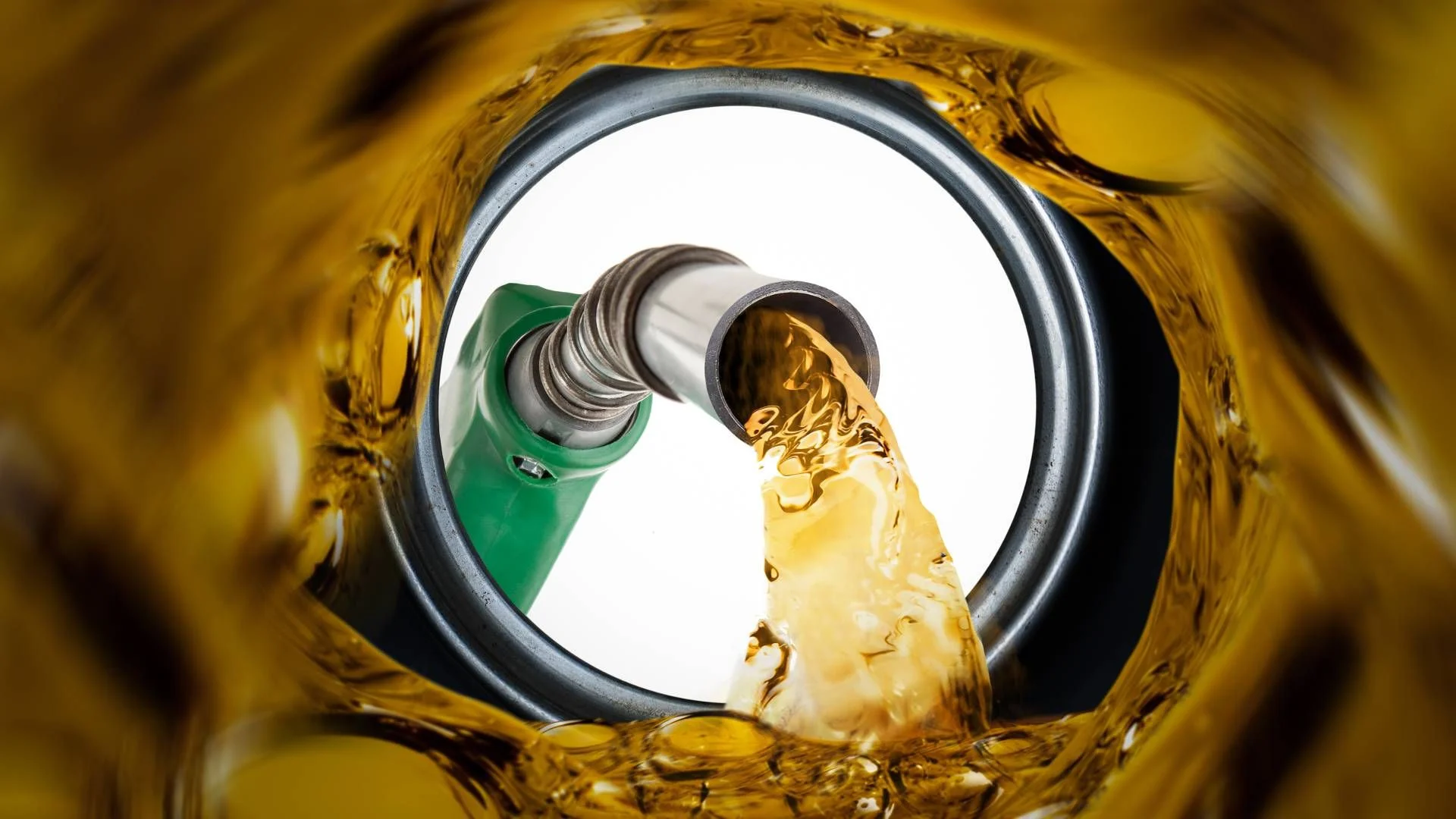 Топливо тоннами вывозили за рубеж