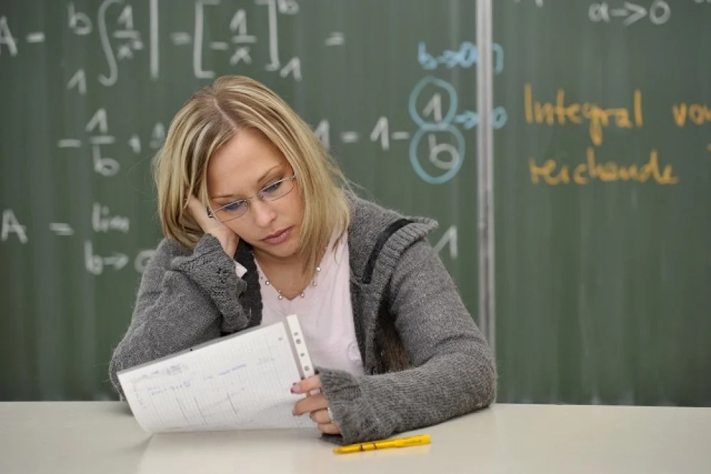 «Мы без денег и в кредитах»: учителям в Актобе не платят несколько месяцев