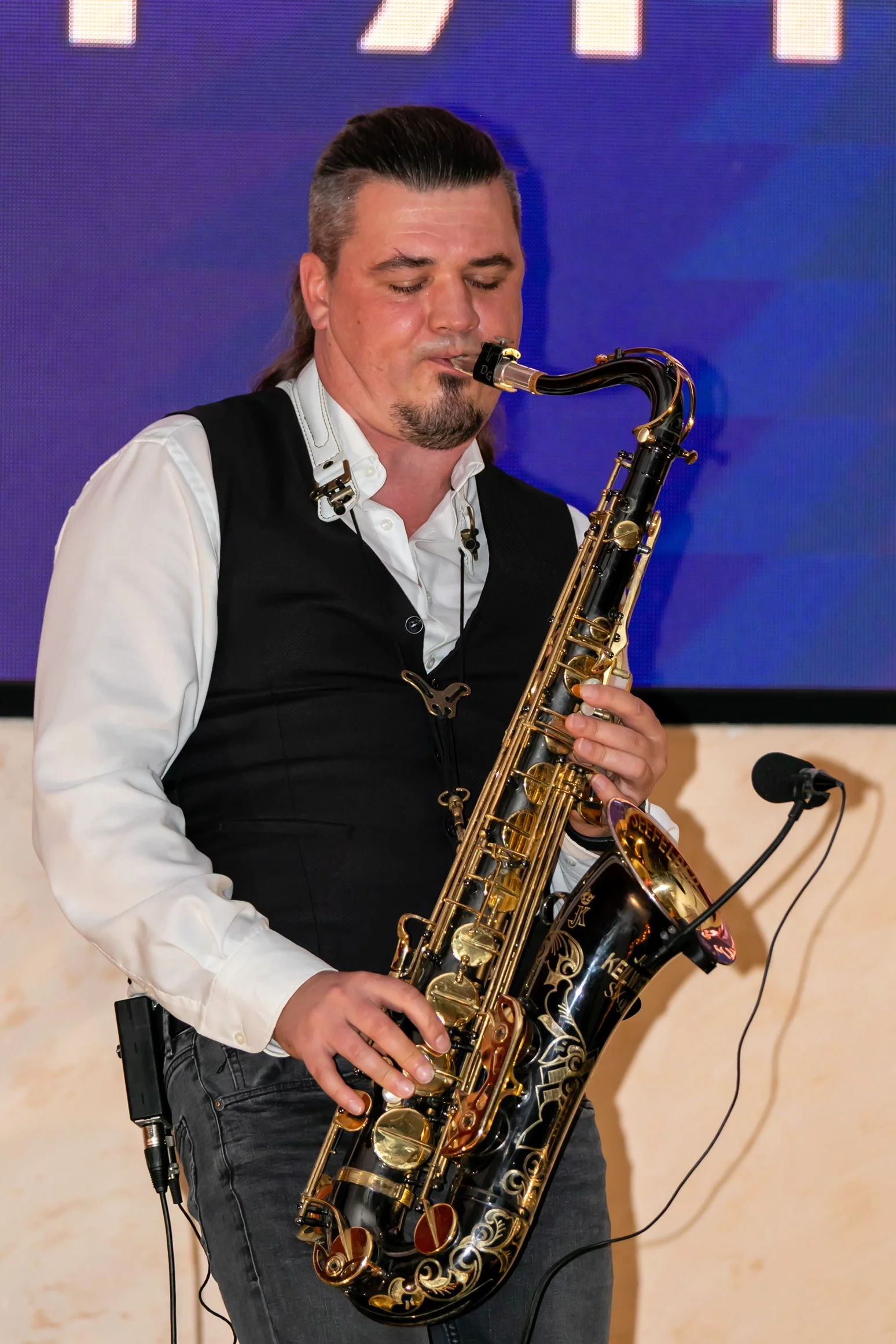 Саксофон, свечи и немного дождя: Влади Штрекер выступил в Актобе