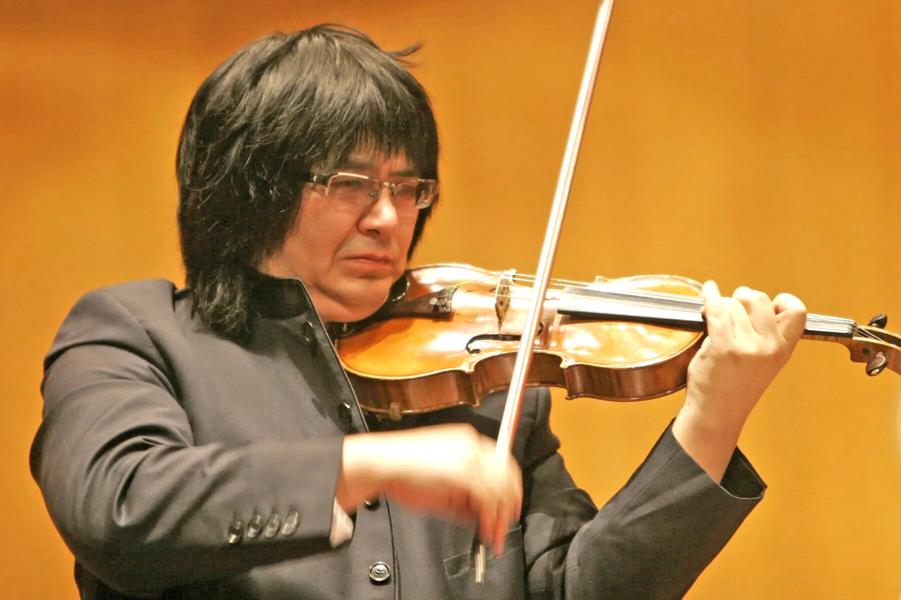 На струнах души: в Актобе выступил Марат Бисенгалиев