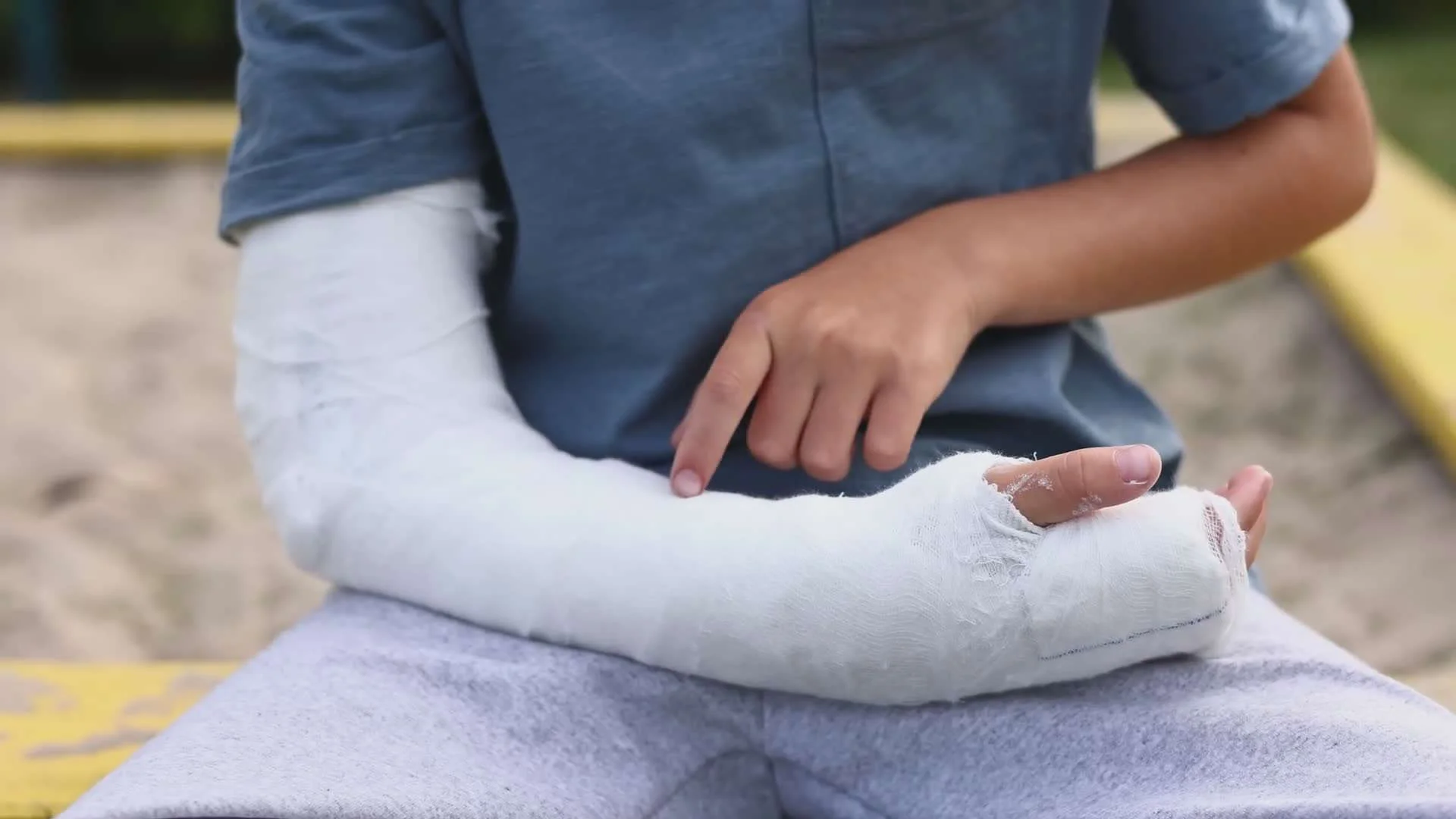 В Актобе пятикласснику сломали руку