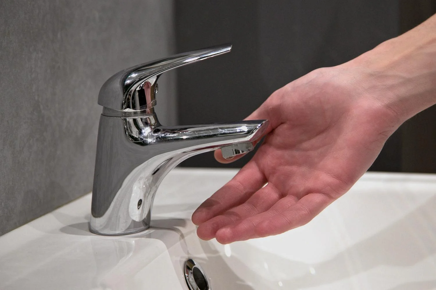 Во многих районах Актобе отключили подачу холодной воды из-за аварии