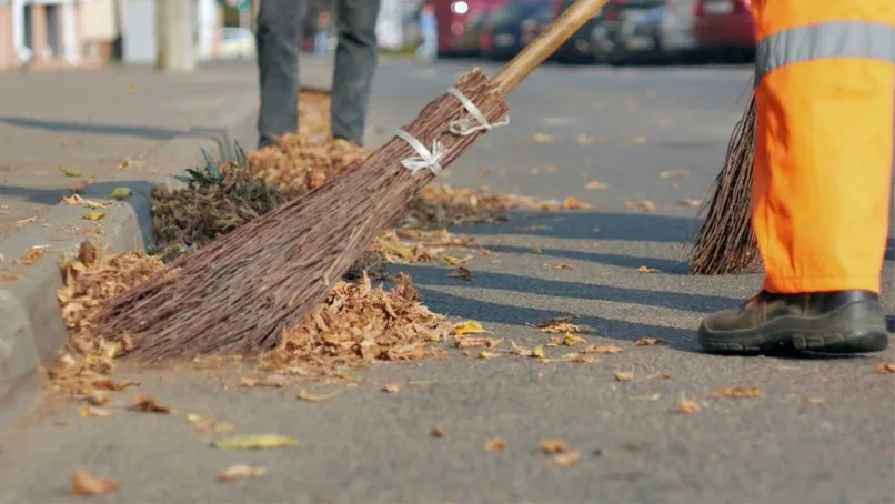 Жителя Актобе отправили подметать улицы за брошенный окурок