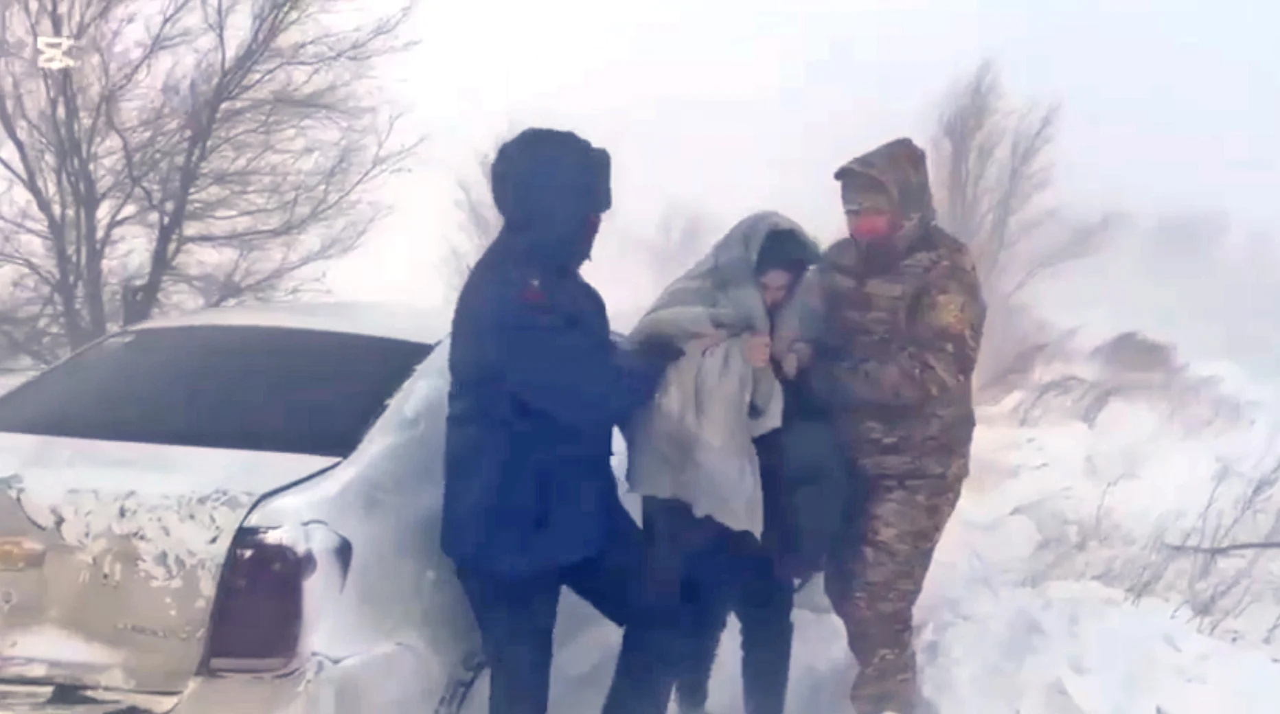 Буран бушевал в Актюбинской области: трассы закрывали, людей спасали из заносов