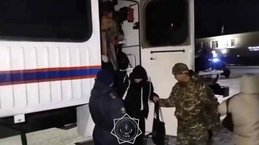 Более 50 человек эвакуировали с трассы в Актюбинской области