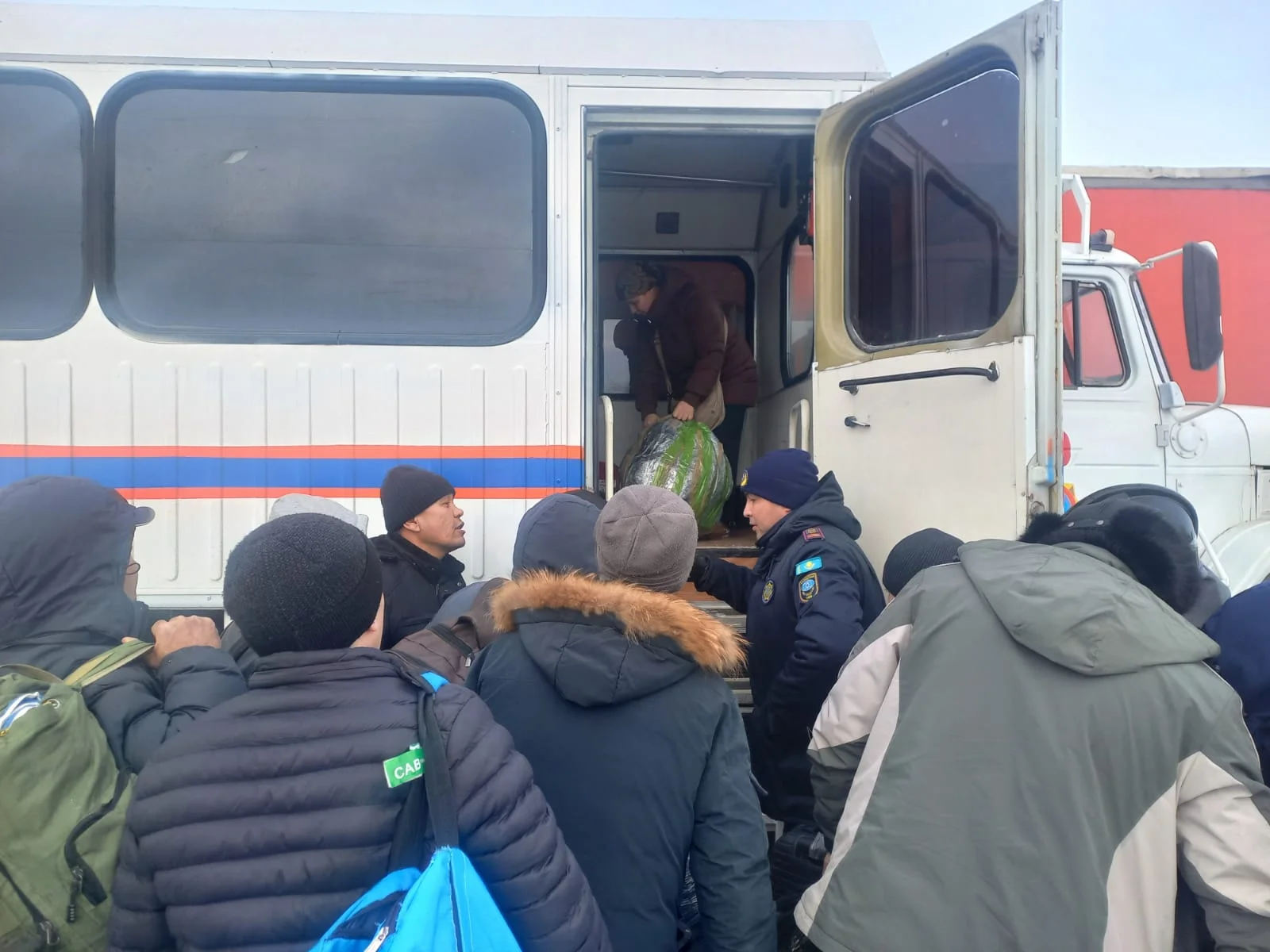 Автобус столкнулся с грузовиком под Карабутаком – эвакуировали 59 пассажиров