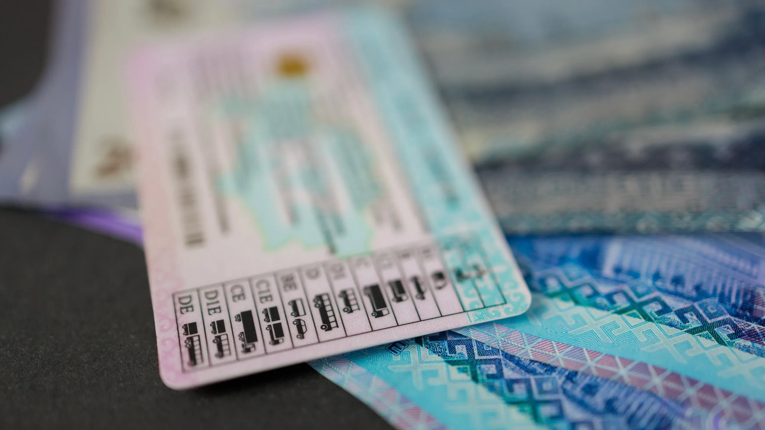 Актюбинцы пытались купить водительские права и стали жертвами мошенника