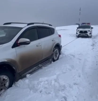 В Актобе 5 человек спасли из снежного заноса