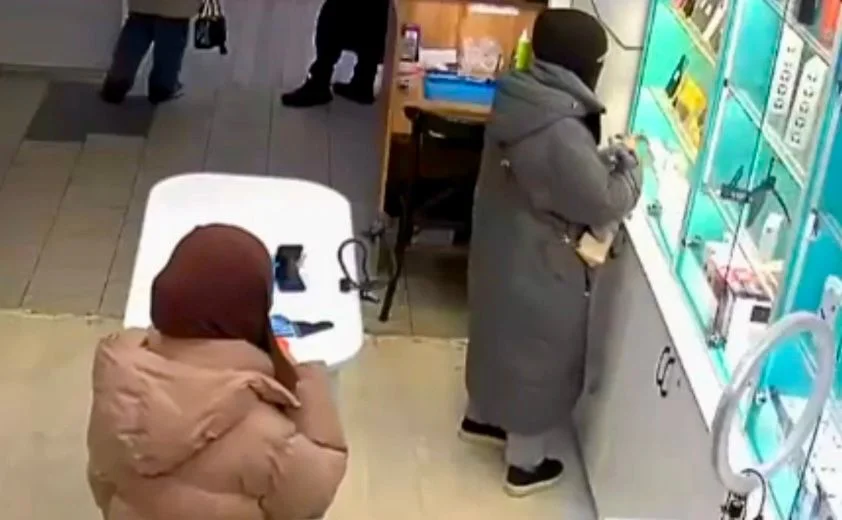 В Актобе задержали девушек, подозреваемых в краже айфонов