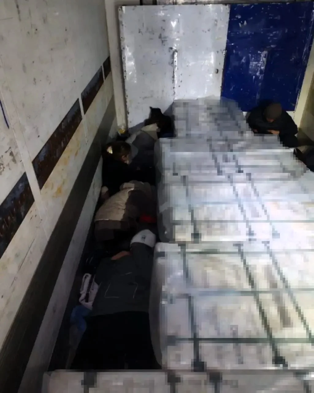 В Актюбинской области осудили нелегалов, пытавшихся пересечь границу в прицепе фуры