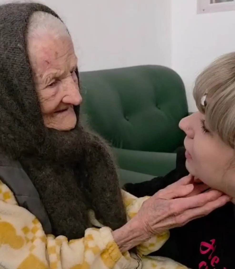 «Бабушка поцеловала хлеб и расплакалась»: волонтеры рассказали, как помогают одиноким актюбинцам