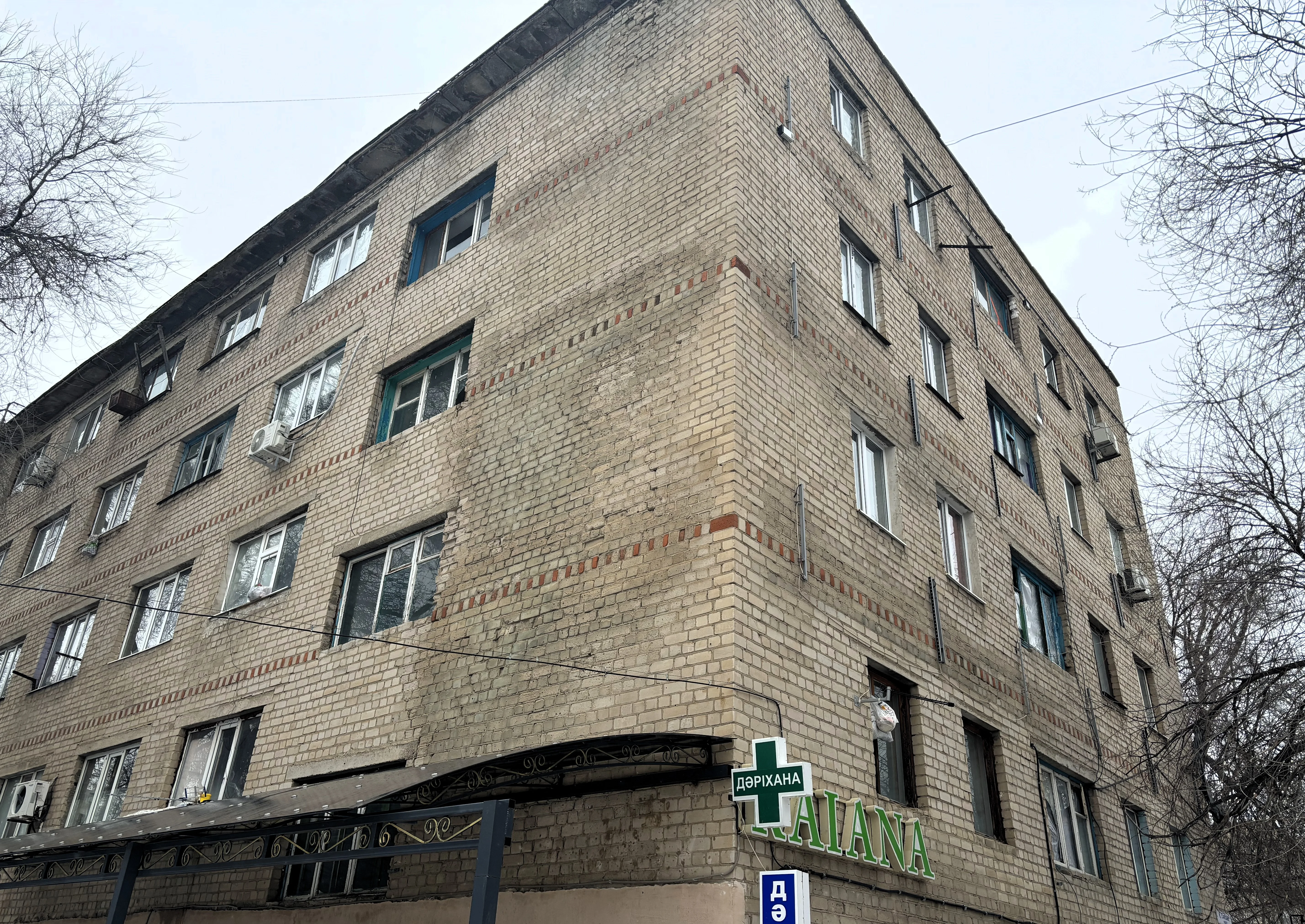 Пожар в аварийном общежитии: более 100 семей живут в опасном доме