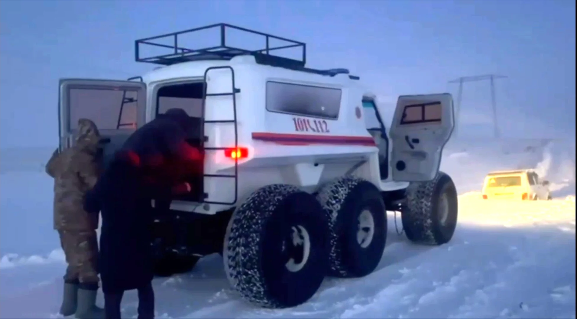 Сотни людей спасали из снежного плена спецтехникой и поездами