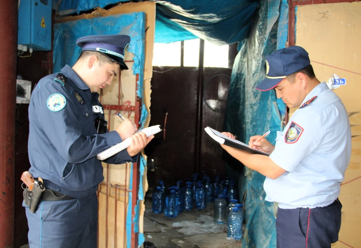 Актюбинец разливал дома суррогат  и отвозил в кафе  и магазины