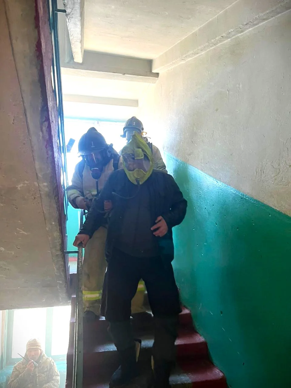 В Актобе эвакуировали 27 человек из горящего общежития