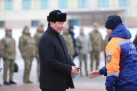 Асхат Шахаров передает технику спасателям
