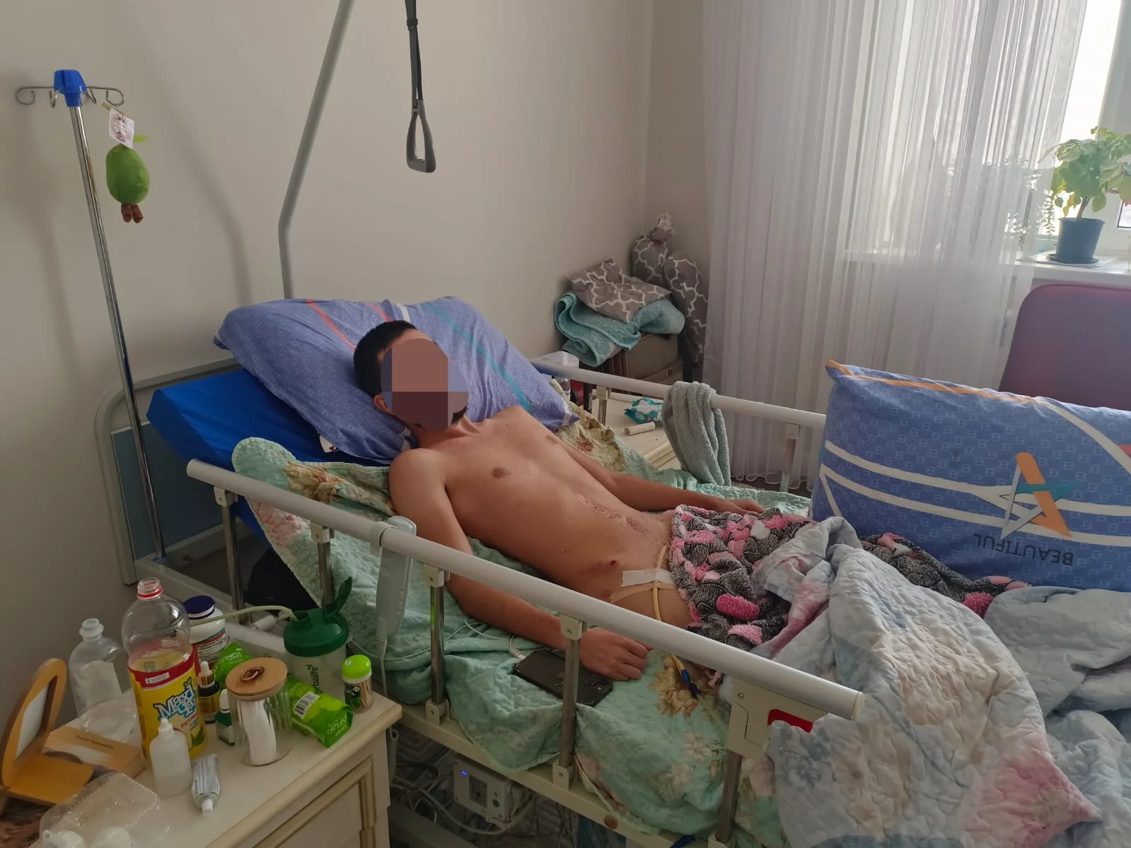 Актюбинца зажало шпалами на станции: уже полгода парень прикован к кровати