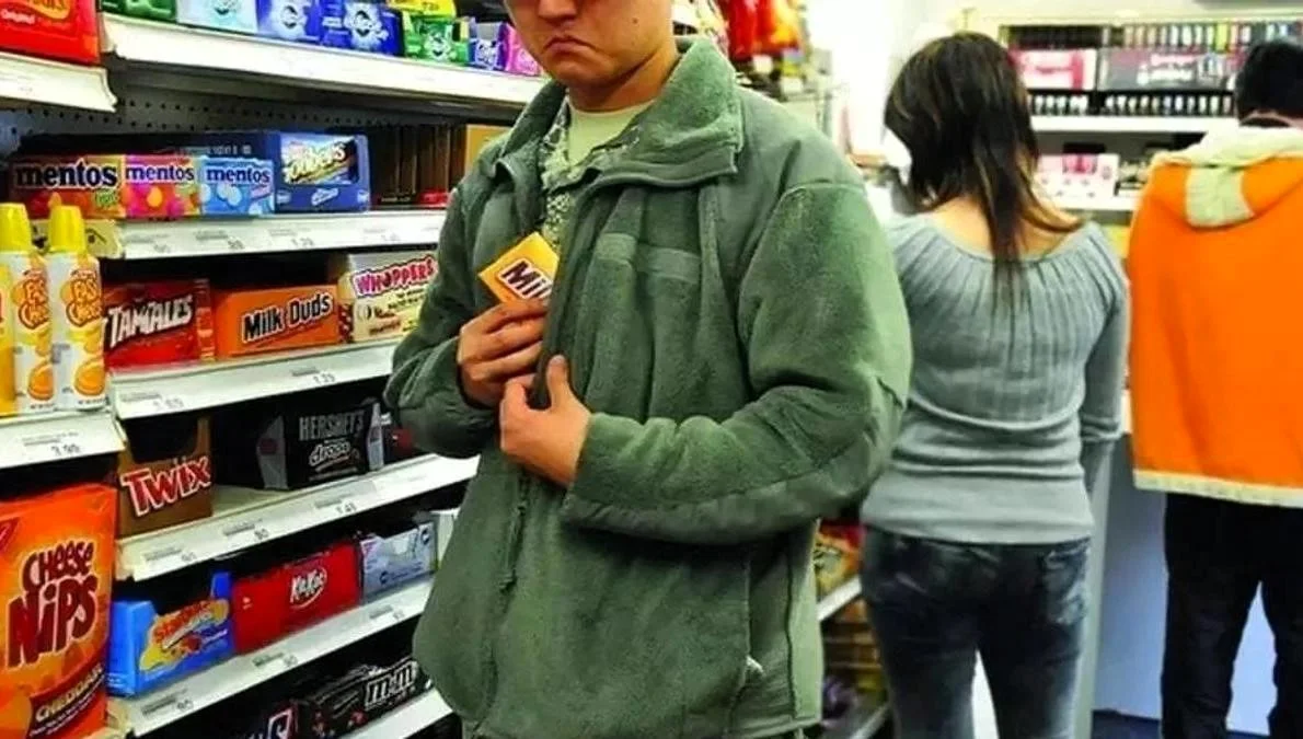 Шоколадный воришка: безработный актюбинец обокрал два супермаркета и получил 100 часов общественных работ