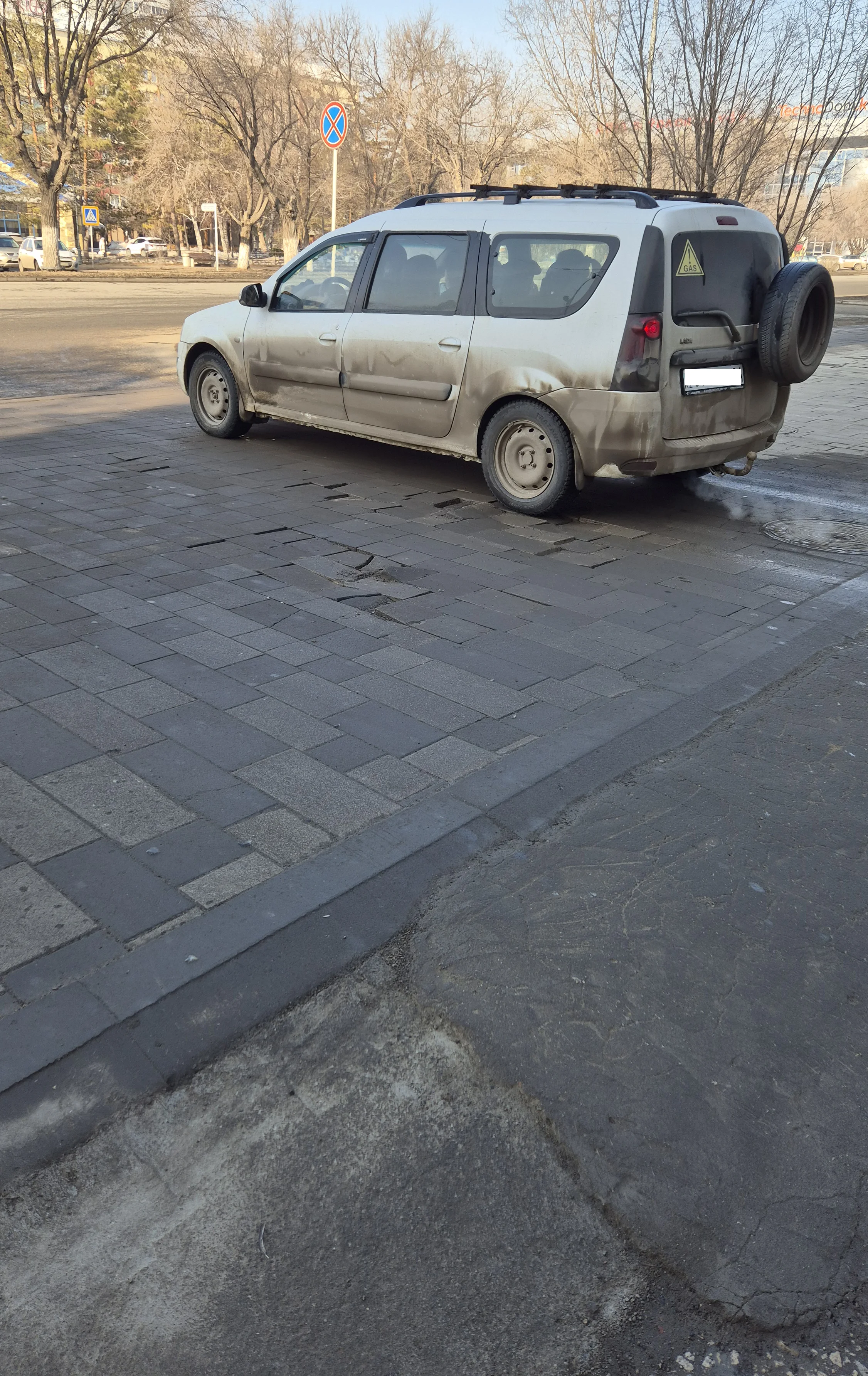 Дамба с брусчаткой на центральном проспекте Актобе начала разрушаться