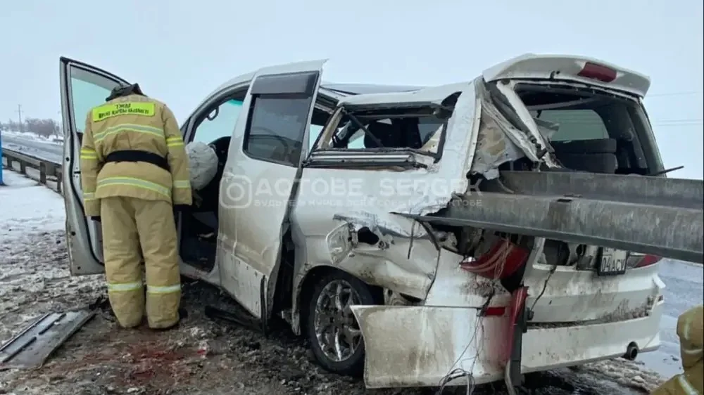 Отбойник насквозь пробил машину на трассе