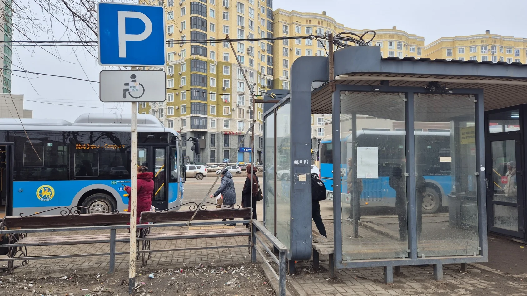 В холодные и грязные халабуды превратились «теплые» остановки в Актобе