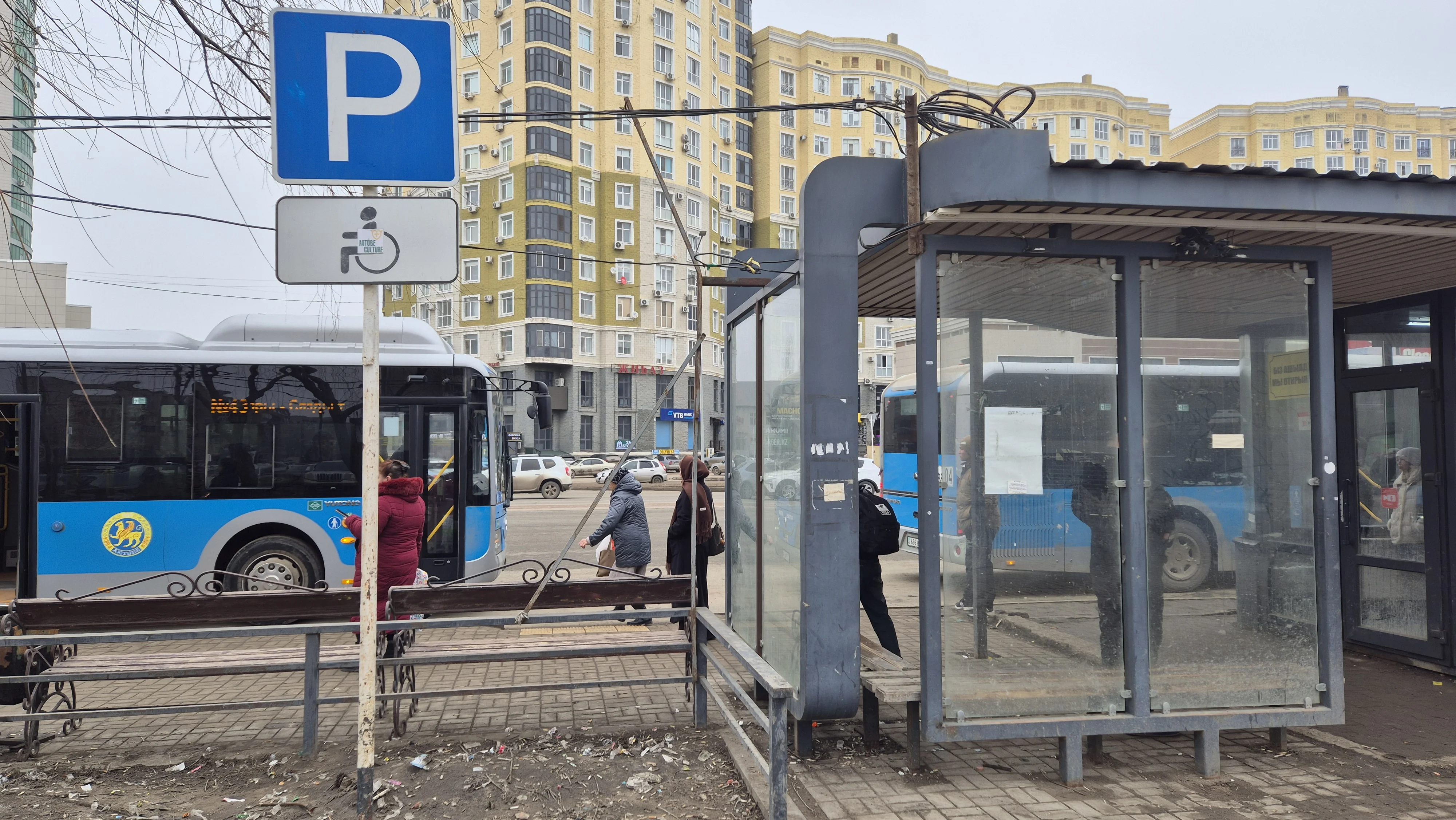 В холодные и грязные халабуды превратились «теплые» остановки в Актобе