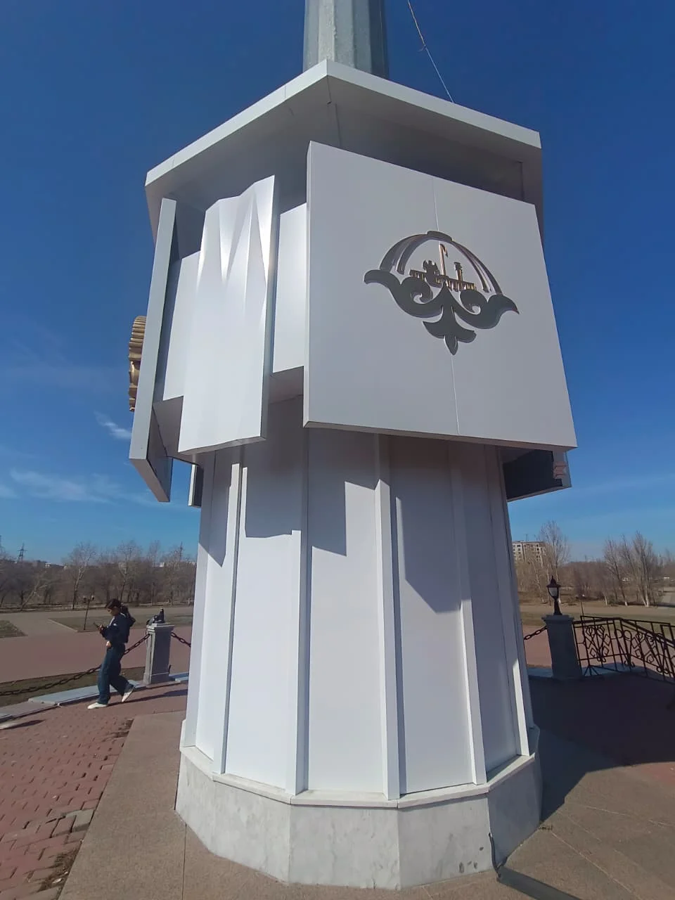 Флагшток в Актобе сзади