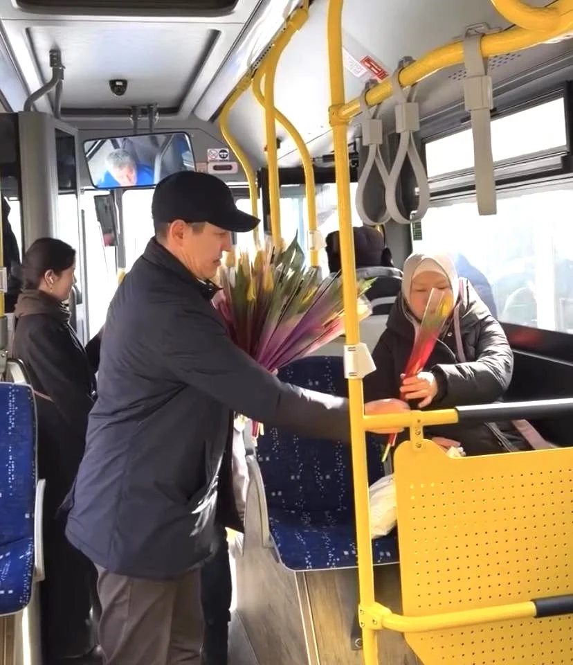 В электробусах Актобе поздравили женщин с 8 Марта