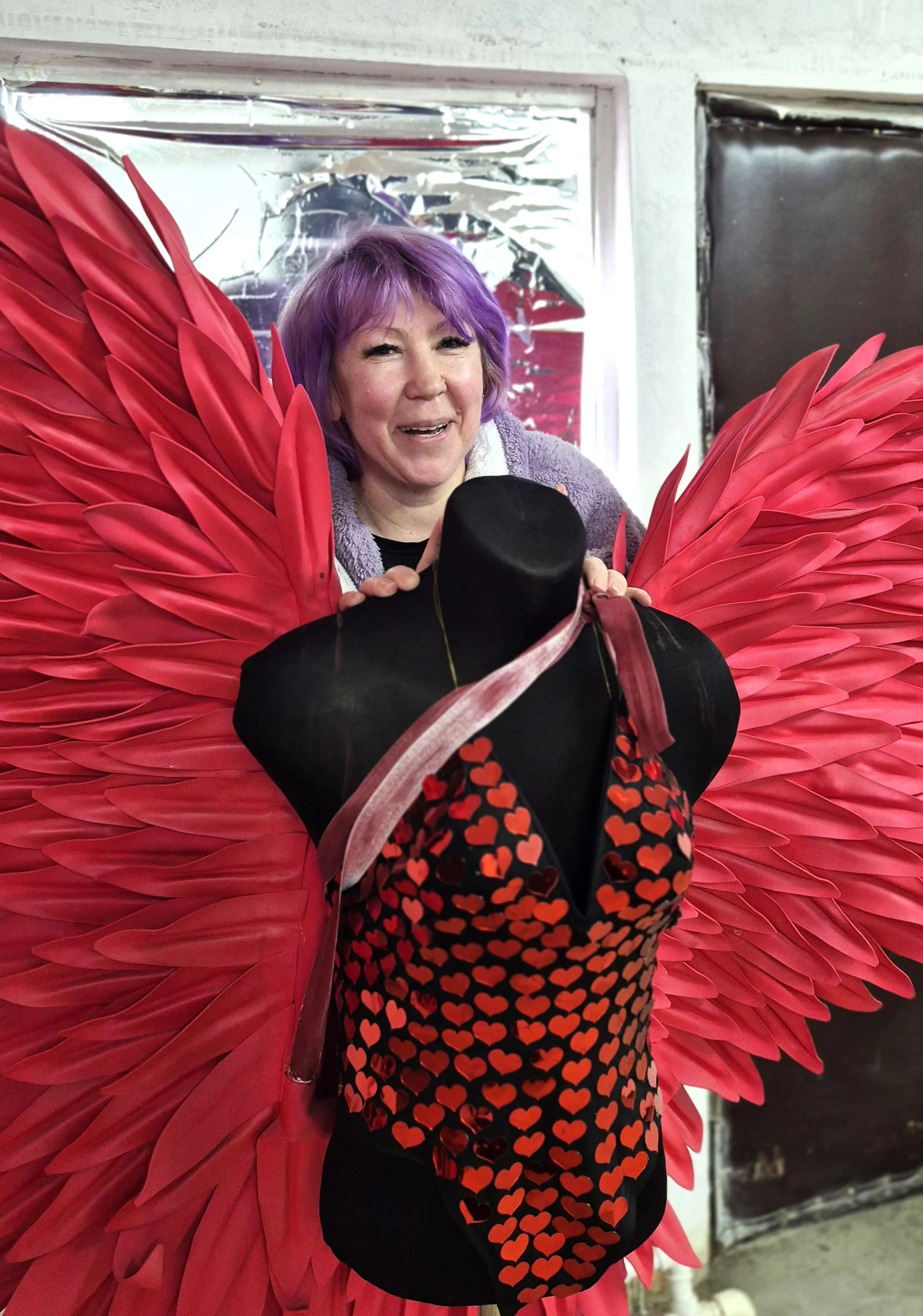 Мастерица из Актобе шьет портретных кукол и выдувает костюмы для ночных клубов Алматы и Шымкента