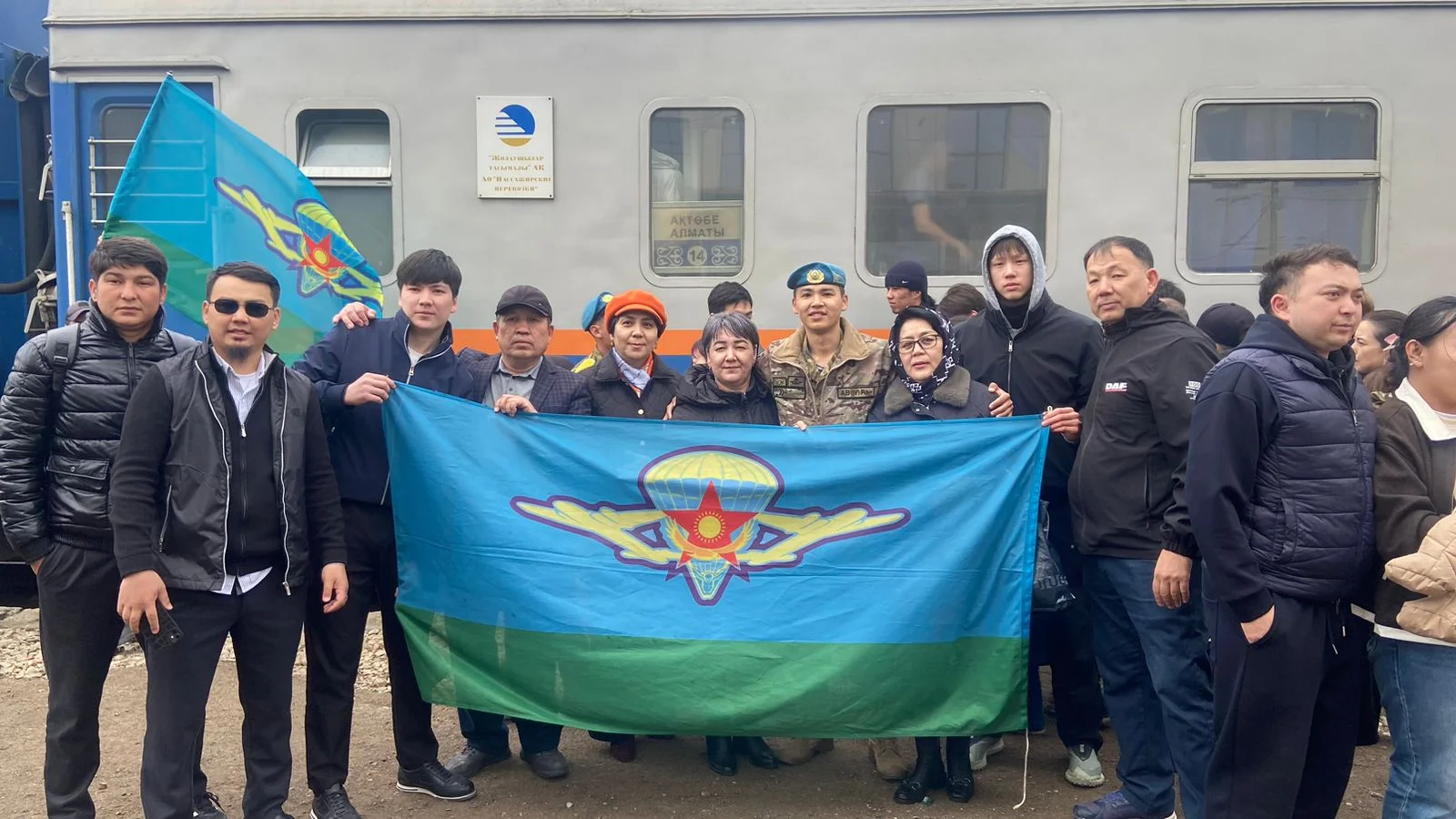 В Актобе торжественно встретили десантников