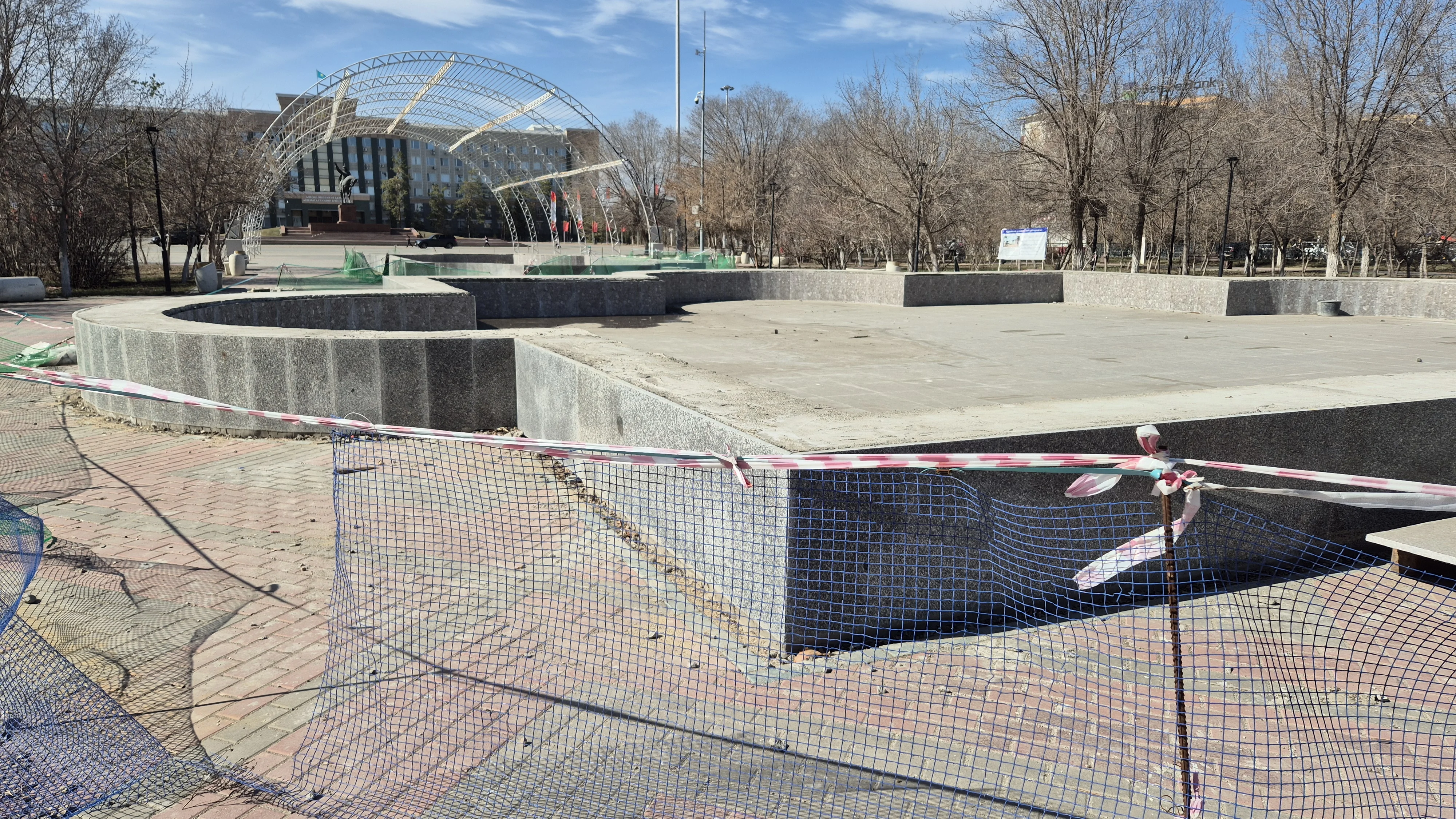 В Актобе 3 фонтана перед областным акиматом не могут отремонтировать из-за судебного процесса