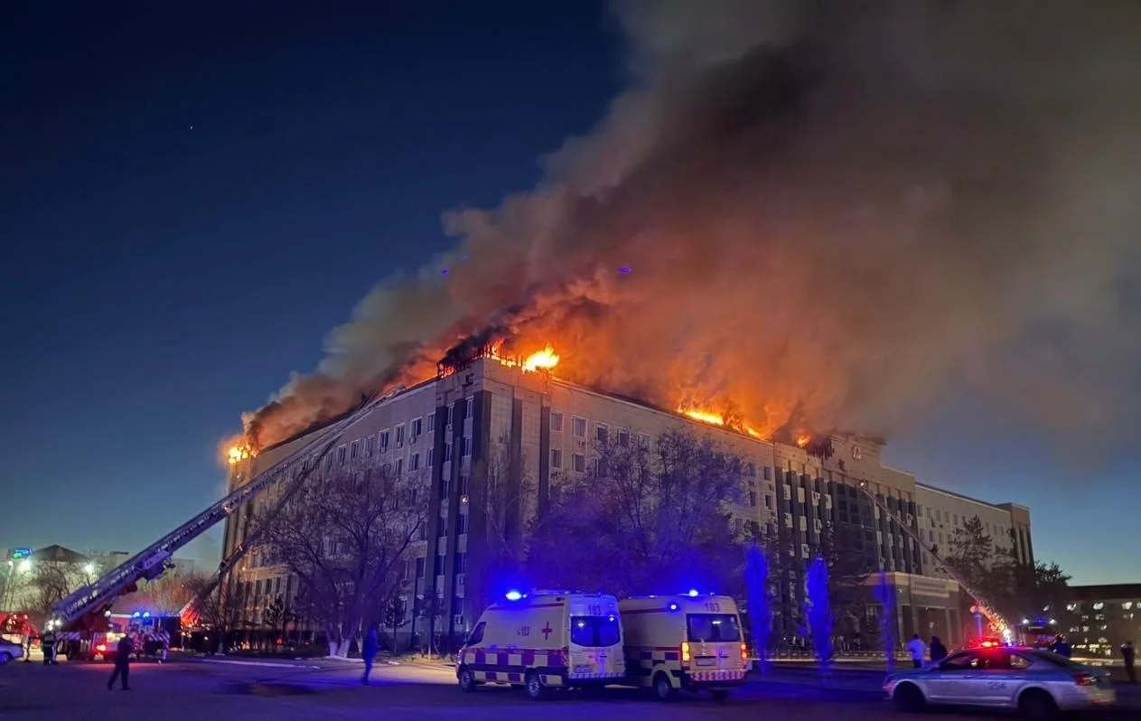 Появилось видео спасения флага Казахстана с крыши горящего здания акимата Актюбинской области