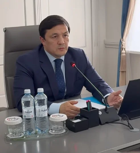 Аким Актобе Азамат Бекет пригрозил принять строгие меры к владельцам торговых точек из-за мусора на территории