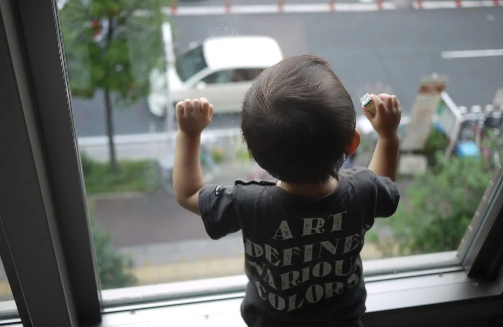 Двое детей выпали из окон в Актюбинской области