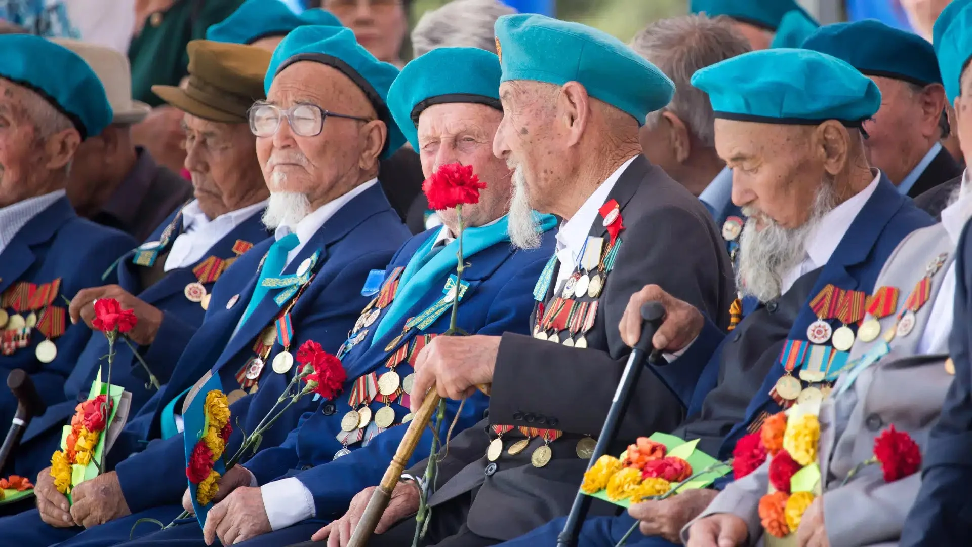 Кому положены выплаты к празднику
