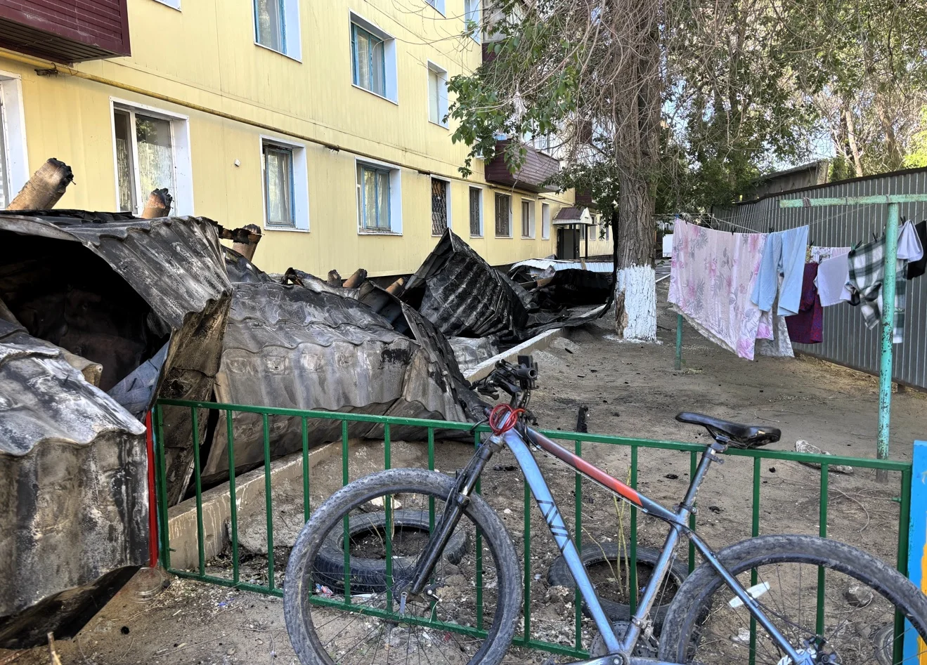 Актюбинцы из горевшего общежития ждут помощи