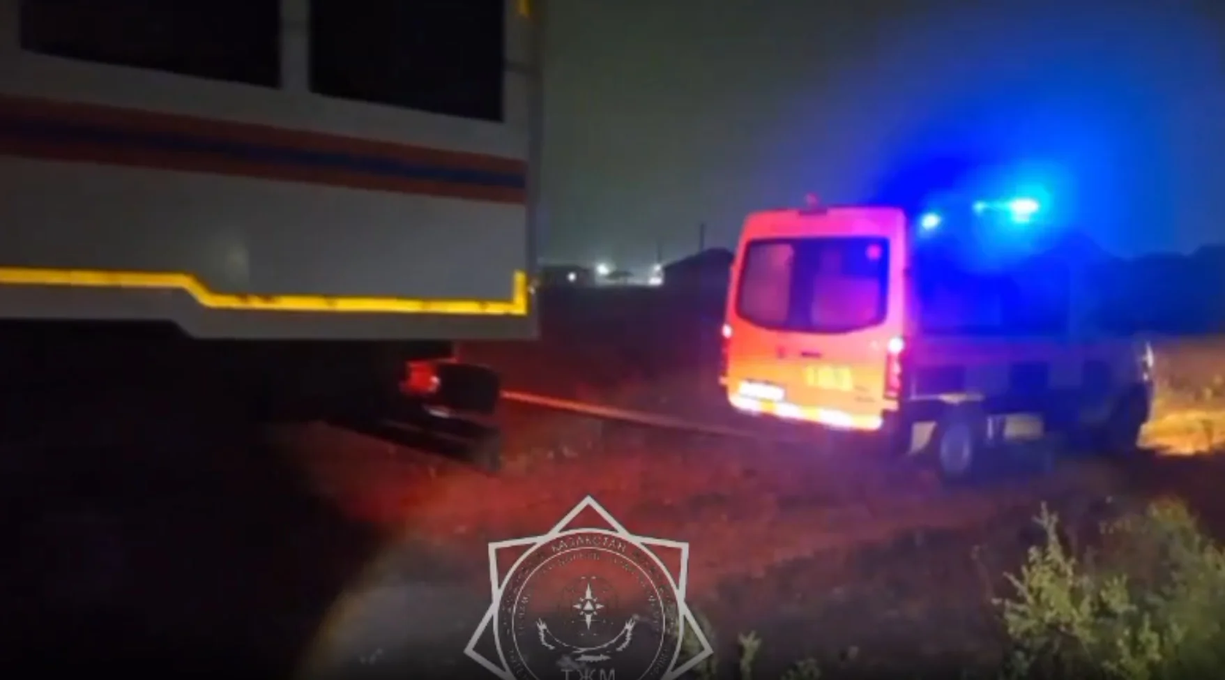 В Актобе машина скорой намертво застряла в грязи по дороге к пациенту