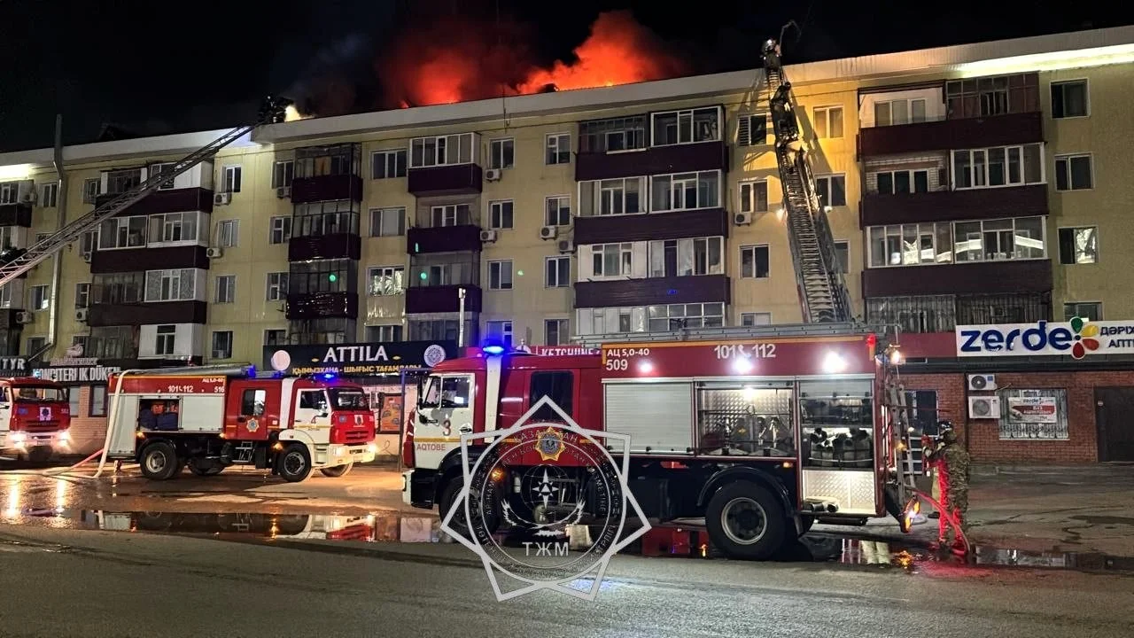 Полсотни человек эвакуировали из горящего дома в Актобе