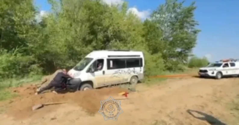 Туристка из Швейцарии на авто застряла на берегу Илека в Актобе