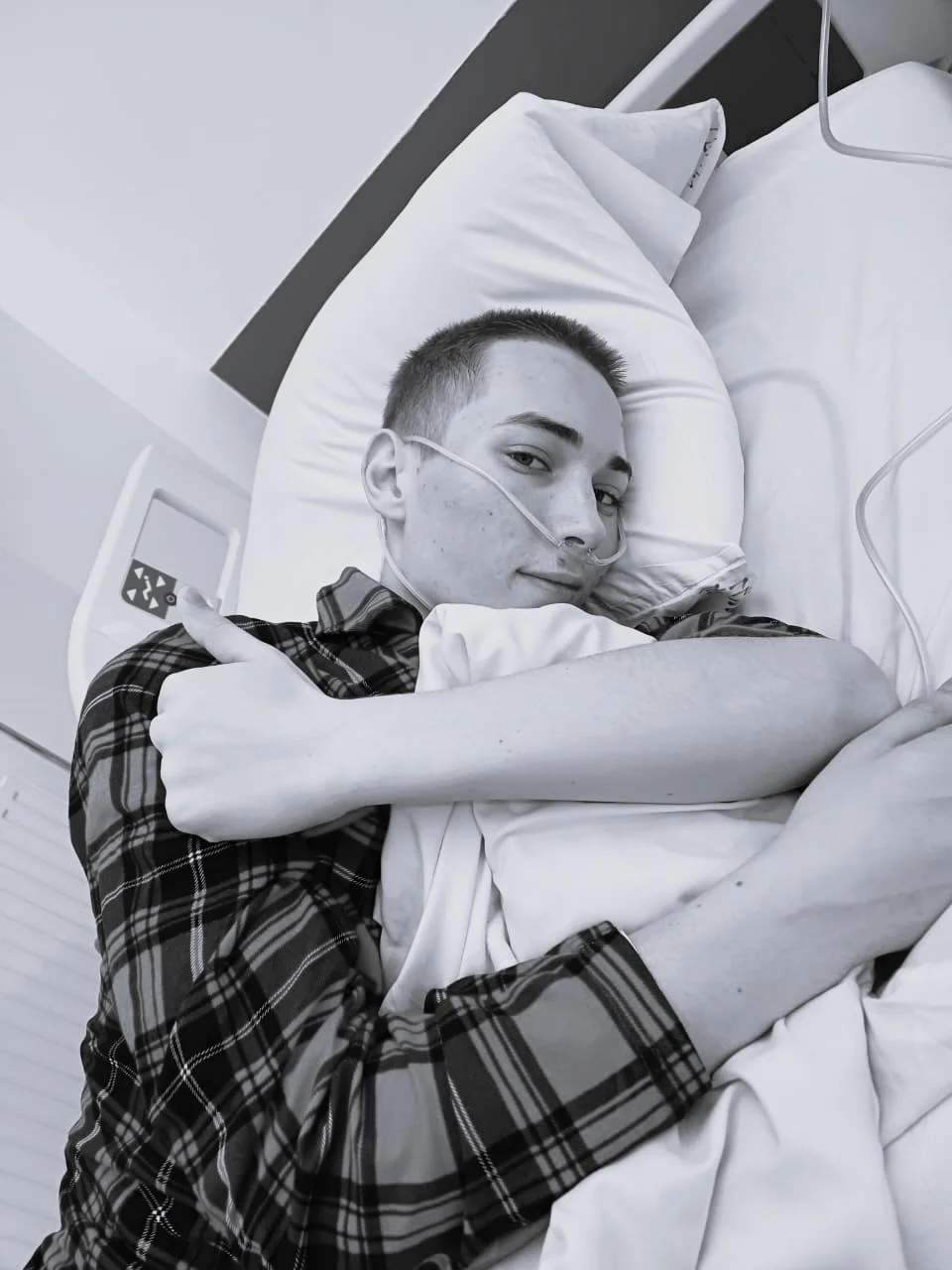 18-летний парень, которому врачи в Актобе долго не могли поставить диагноз, умер от рака