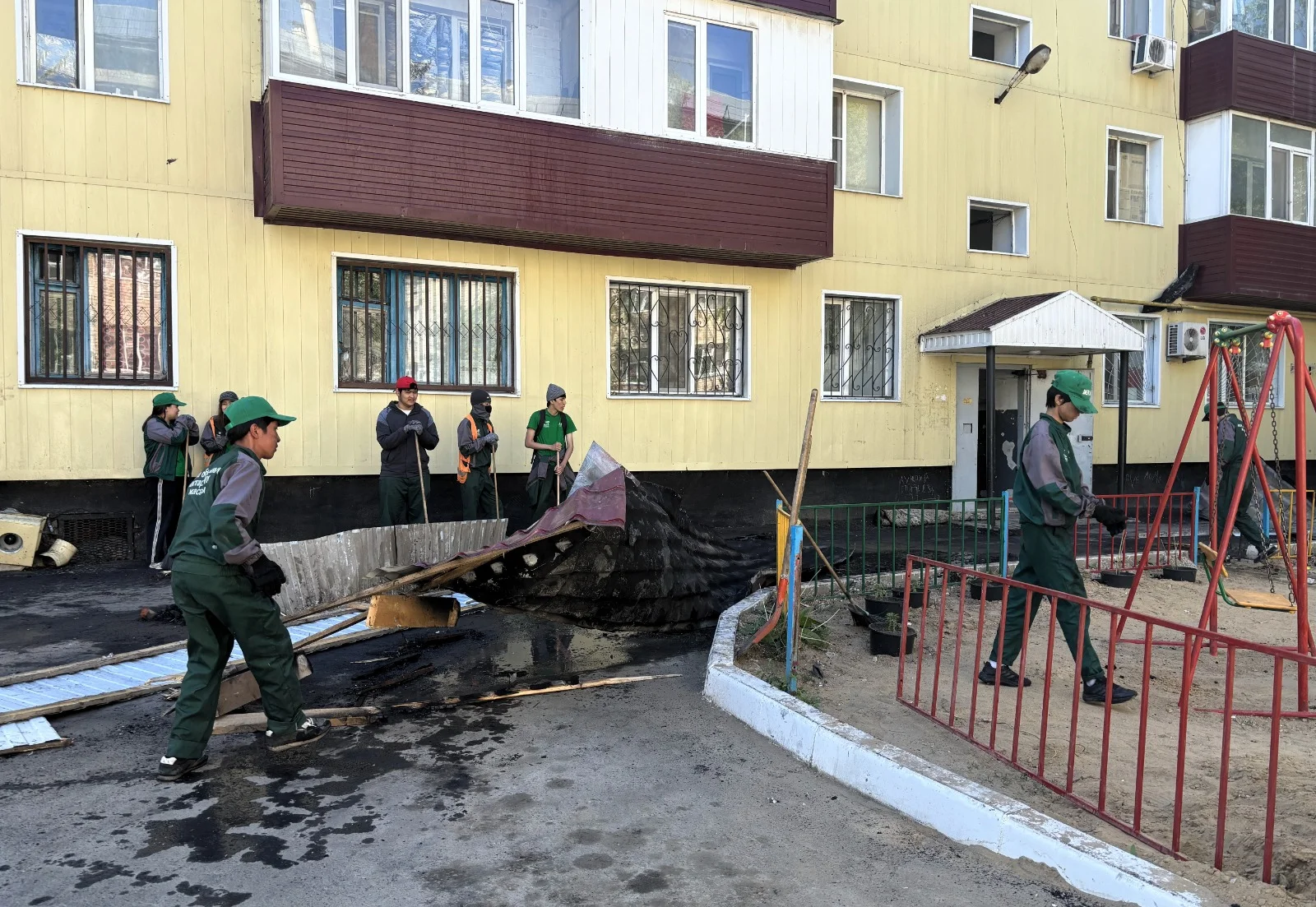 Полсотни человек эвакуировали из горящего дома в Актобе