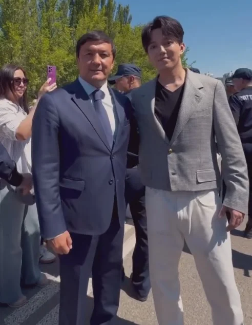 Аким Актобе Азамат Бекет встретился с Димашем Кудайбергеном на съемочной площадке