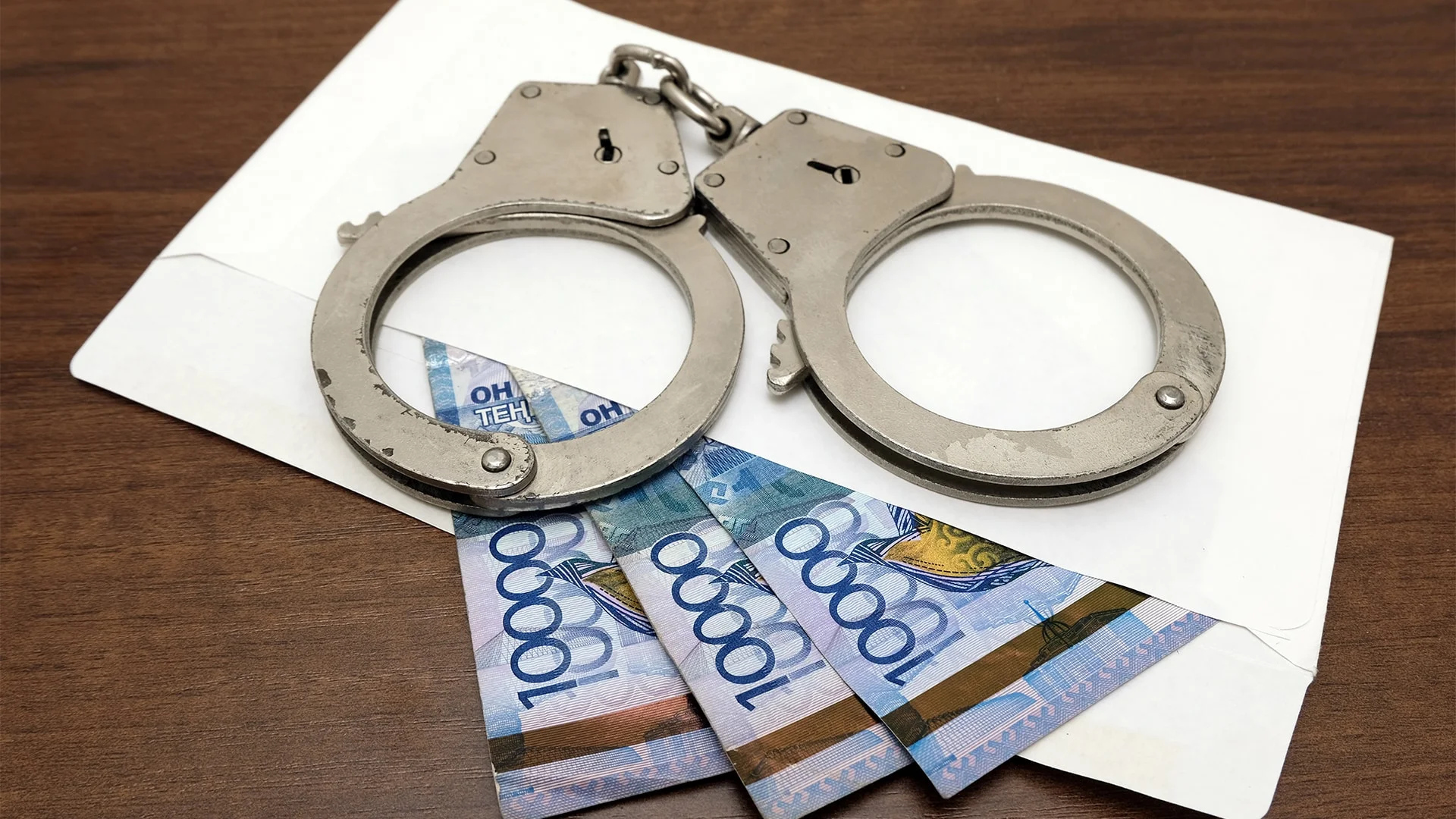 В Актобе осудили налоговика за взятку в 500 тысяч тенге