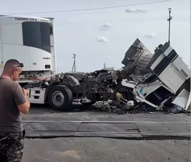 Фура врезалась в поезд в Актюбинской области