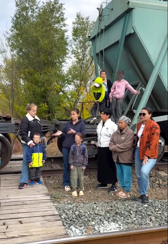 «Дети пролезают под вагонами»: актюбинцы требуют безопасного перехода через железную дорогу