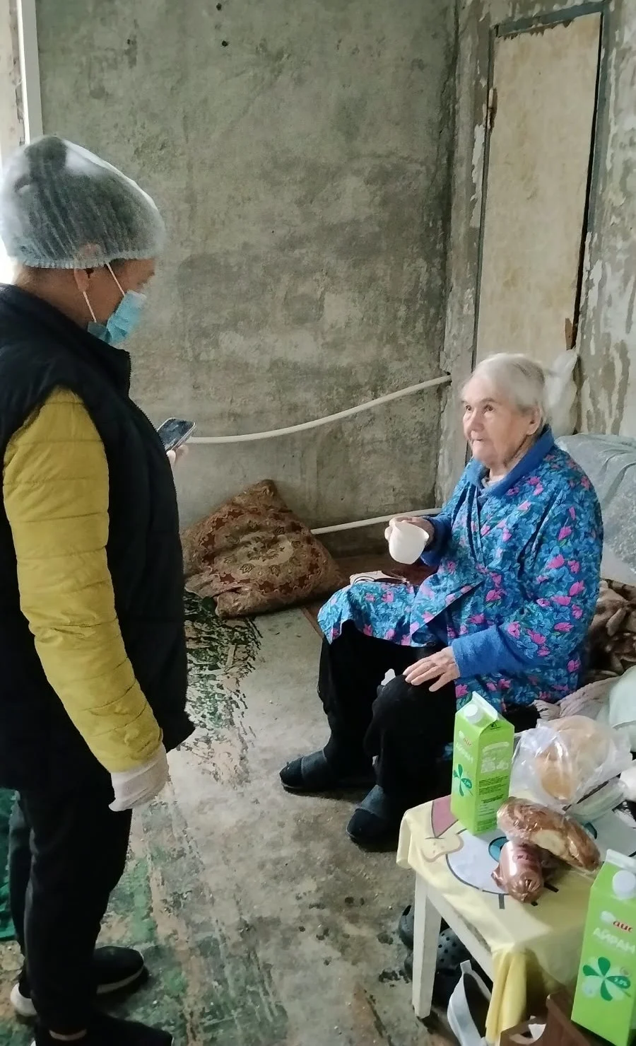 «Она может здесь умереть»: в Актобе волонтеры спасли пенсионерку, жившую среди тараканов, клопов и мусора