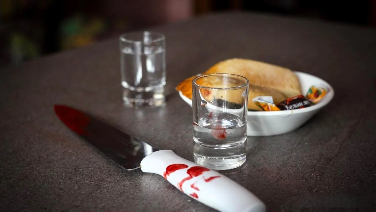 Житель Актобе получил удар ножом, обняв собутыльника